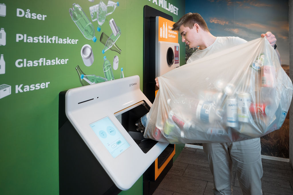 Nu slipper du for at pante én flaske ad gangen – ny type pantautomat breder sig med rekordfart